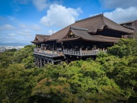 Hondo at Kiyomizu dera temple in Kyoto