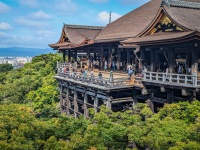 Hondo at Kiyomizu dera temple in Kyoto